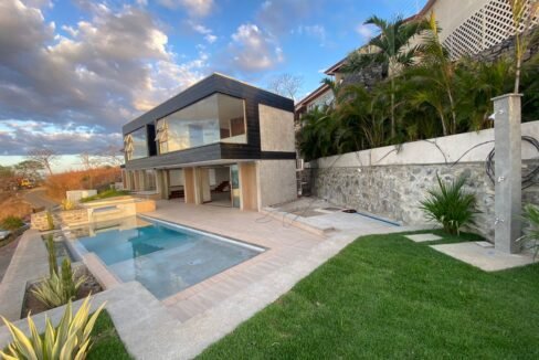 Luxury villa in Condo