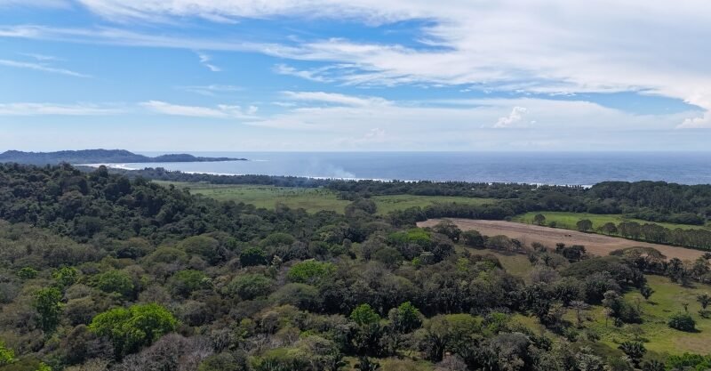 Pacific Paradise Finca: Prime Development Land in Costa de Oro
